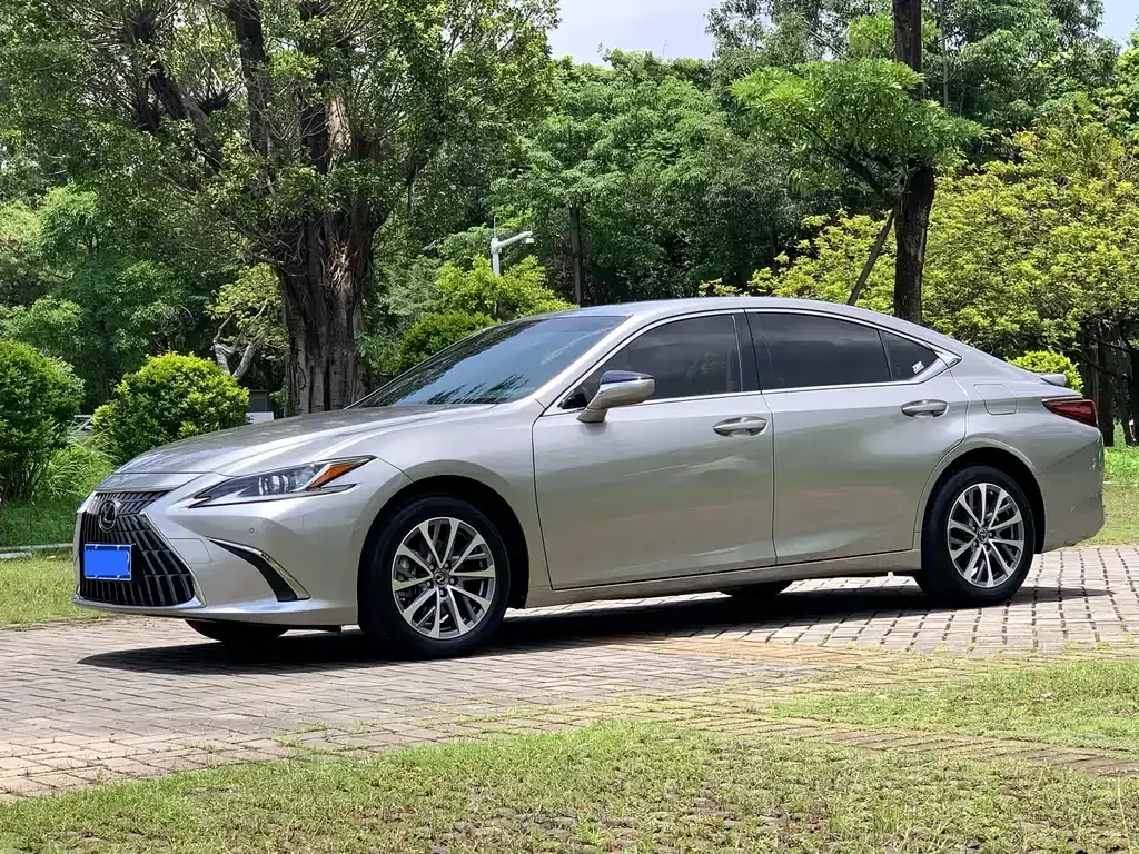 Lexus ES — фото 1