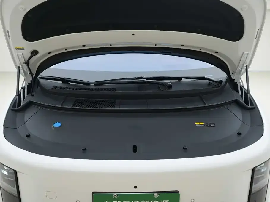 Li Auto i8 — фото 10