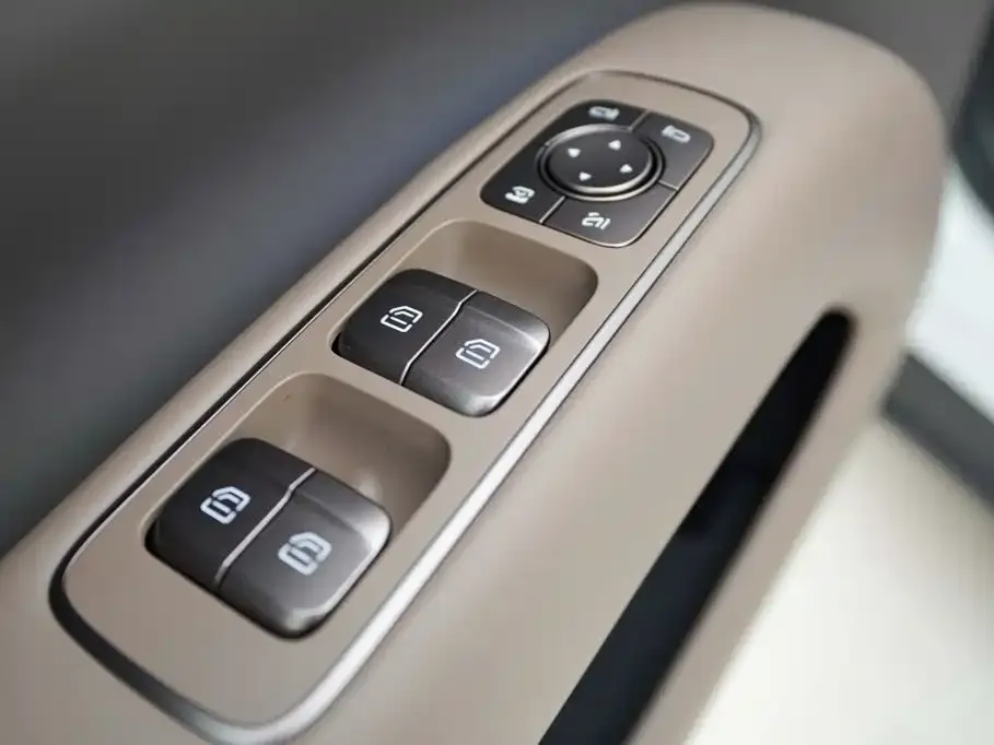 Li Auto i8 — фото 7