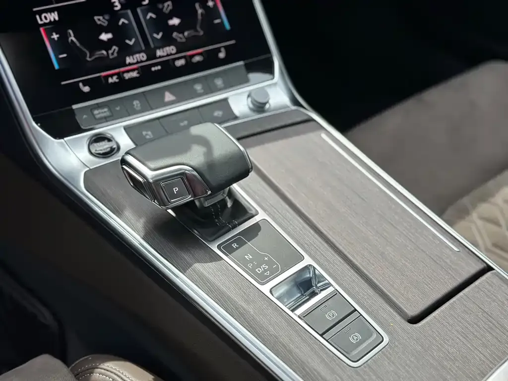 Audi A7L — фото 8