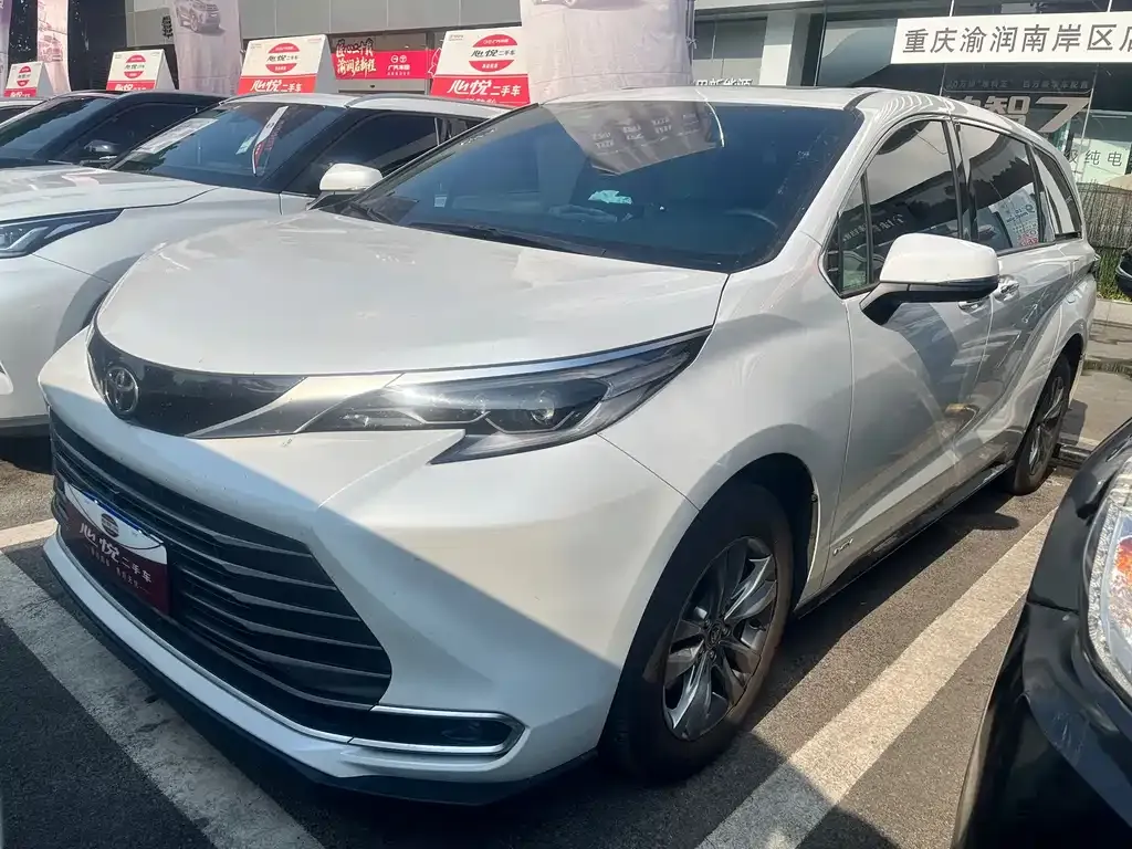 Toyota Sienna — фото 1