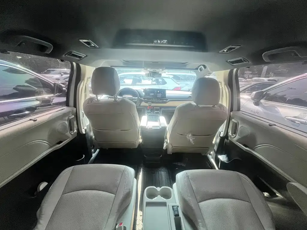 Toyota Sienna — фото 5