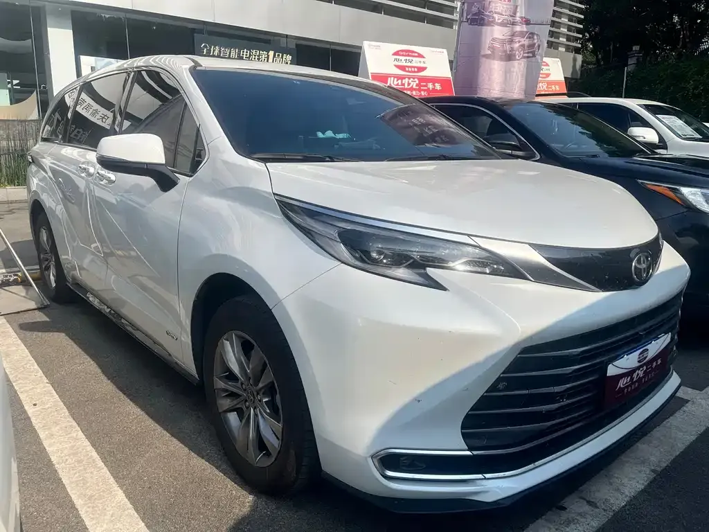 Toyota Sienna — фото 4