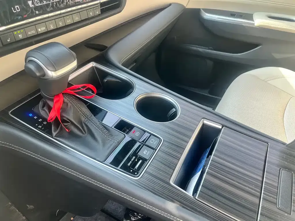 Toyota Sienna — фото 10