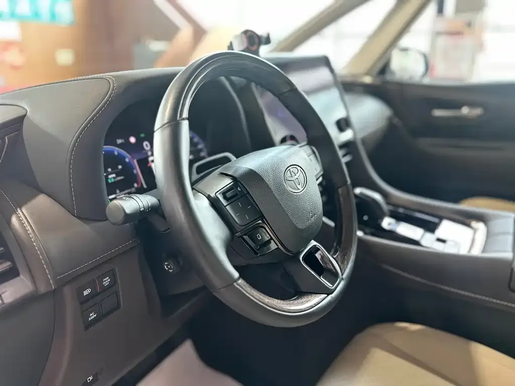Toyota Alphard — фото 4