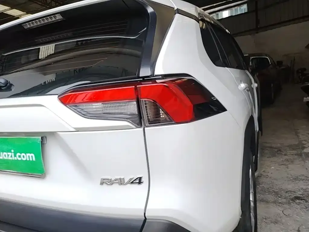 Toyota RAV4 — фото 2