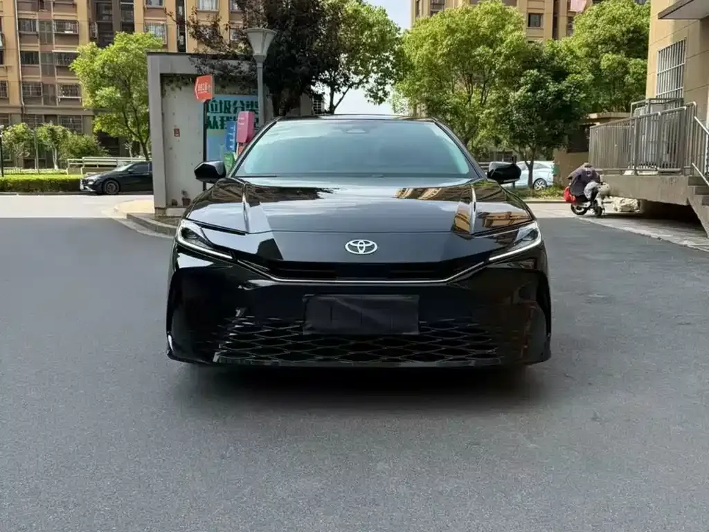 Toyota Camry — фото 1