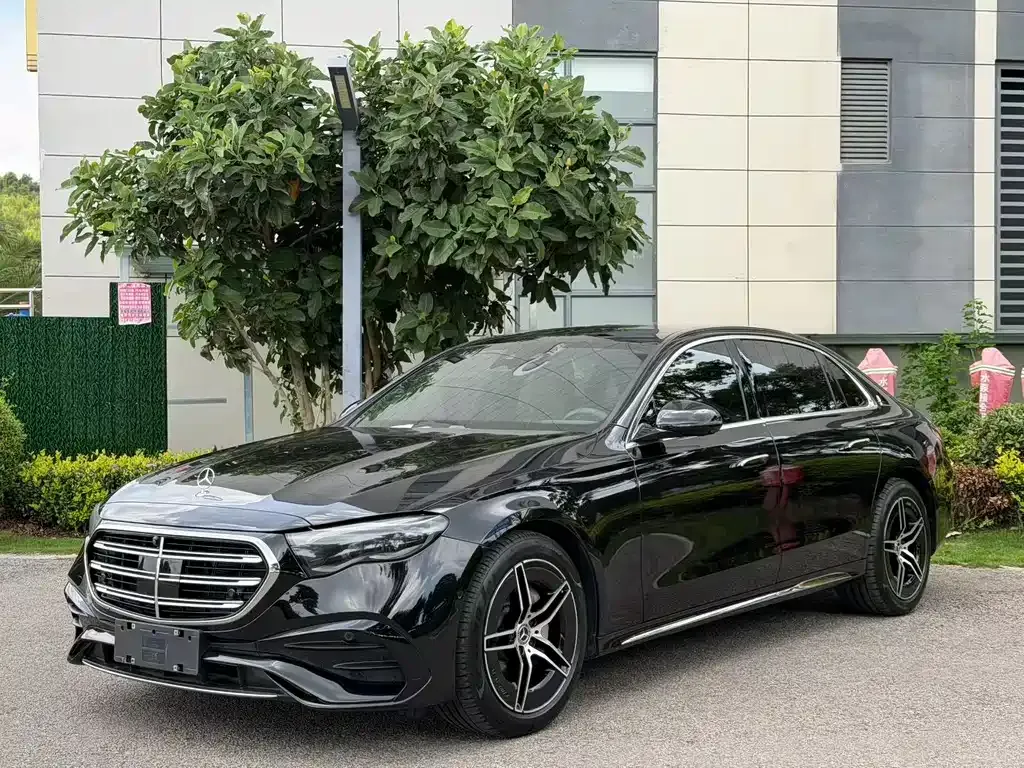 Mercedes-Benz E-Class — фото 1