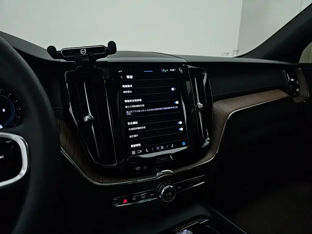 Volvo XC60 2024 из CN, фото 2