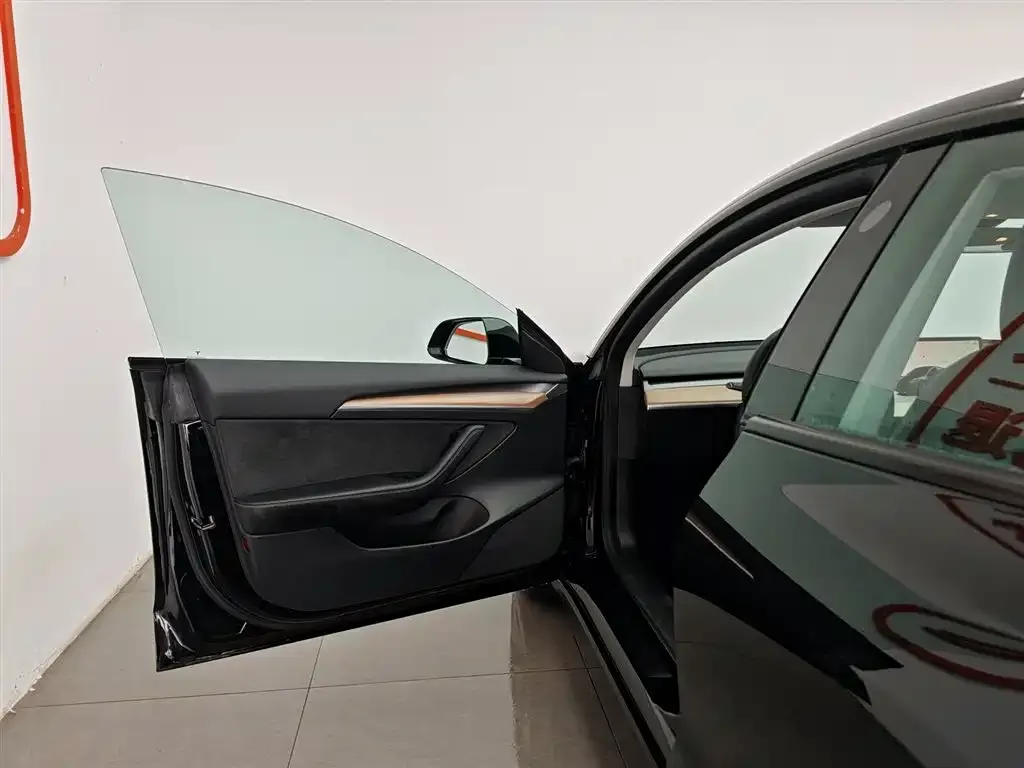 Tesla Model 3 — фото 4