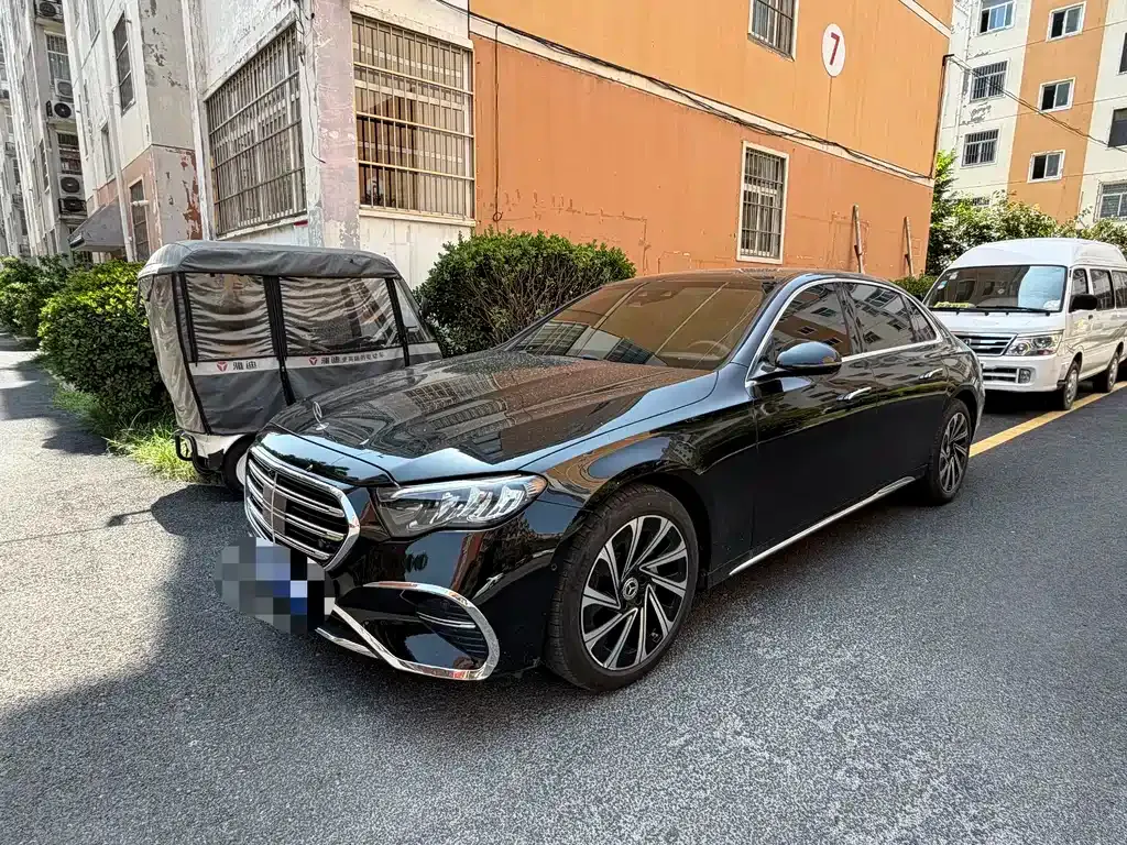 Mercedes-Benz E-Class — фото 1