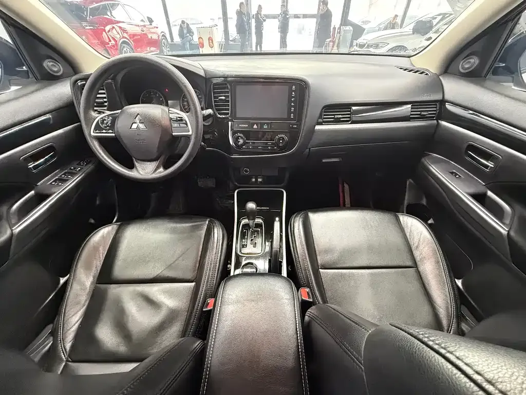 Mitsubishi Outlander — фото 3