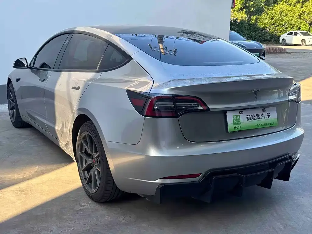 Tesla Model 3 — фото 7