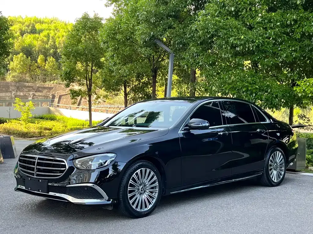 Mercedes-Benz E-Class — фото 1