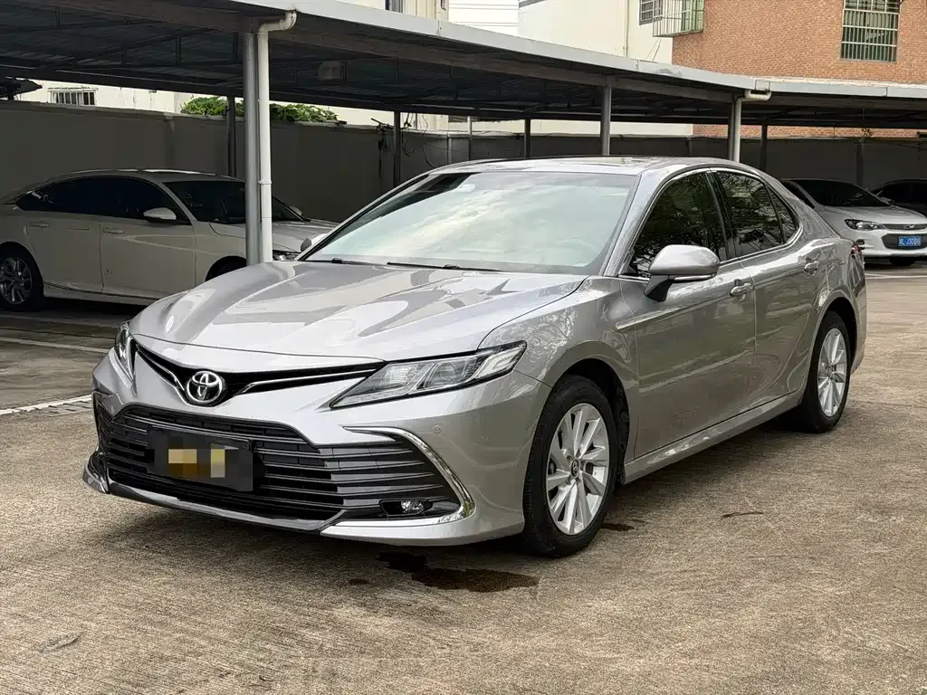 Toyota Camry — фото 1