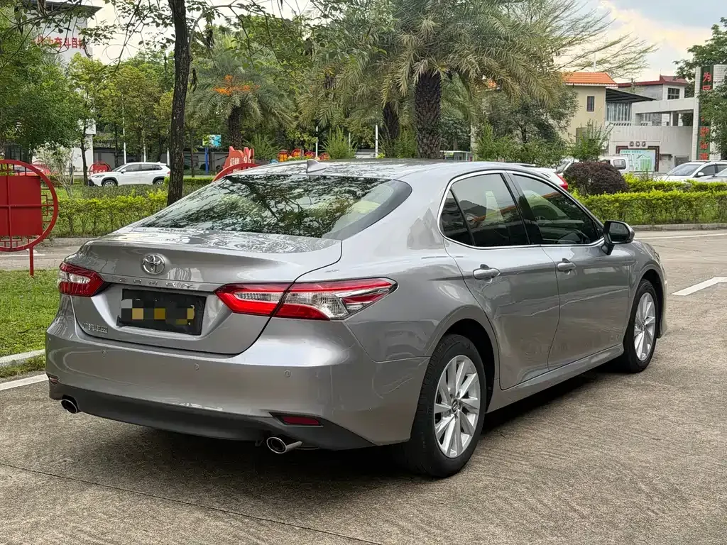 Toyota Camry — фото 5