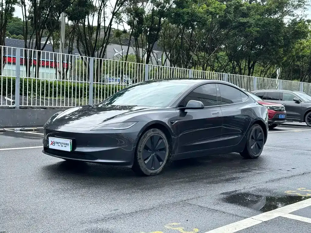 Tesla Model 3 — фото 1