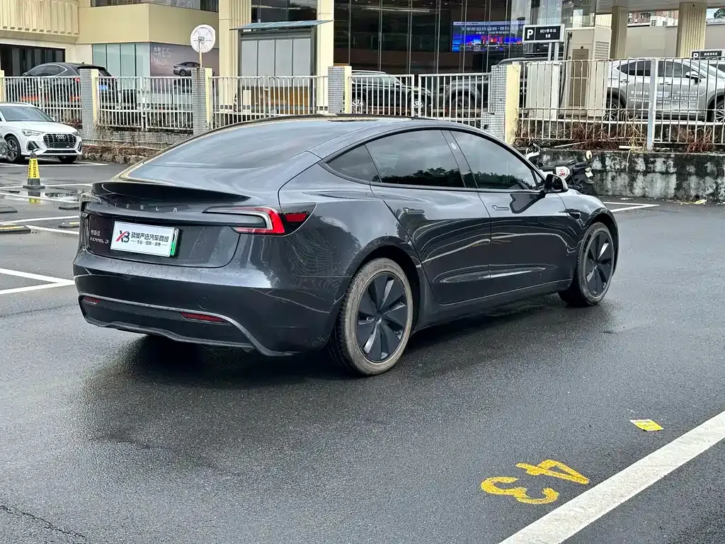 Tesla Model 3 — фото 10