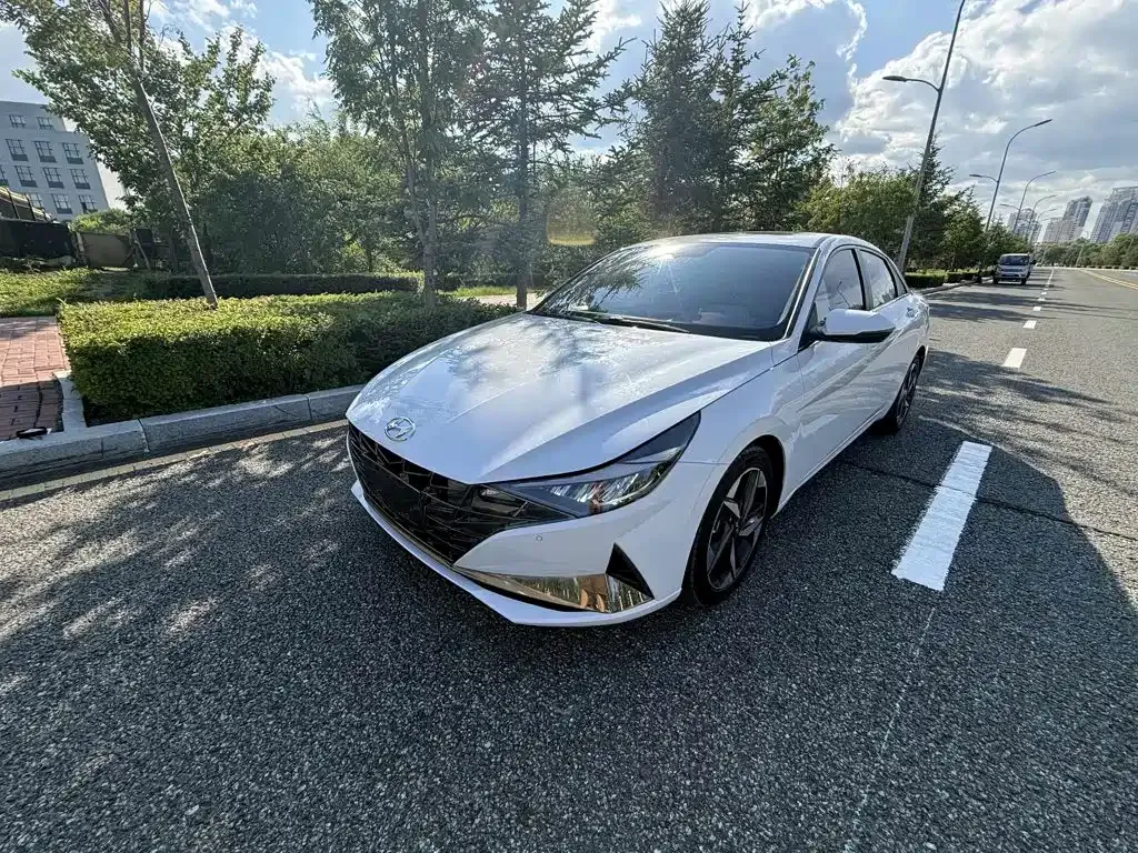 Hyundai Elantra — фото 1