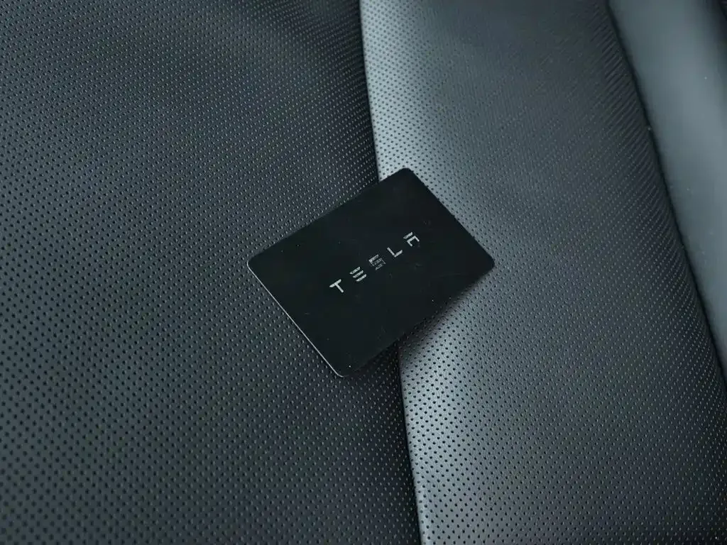 Tesla Model 3 — фото 10