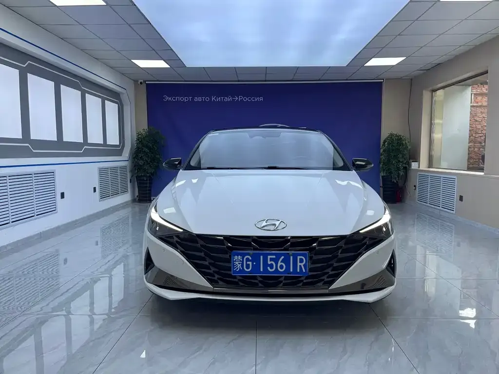Hyundai Elantra — фото 1
