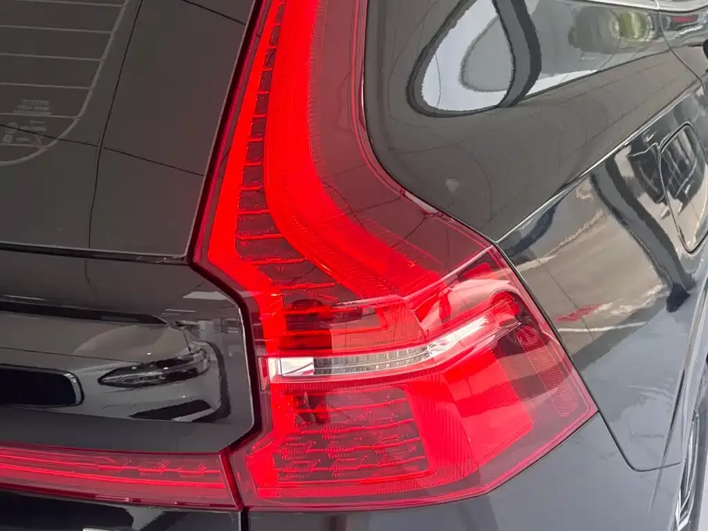 Volvo XC60 — фото 9