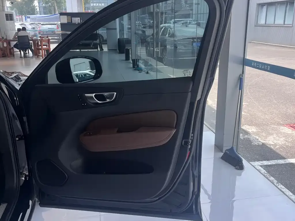 Volvo XC60 — фото 2