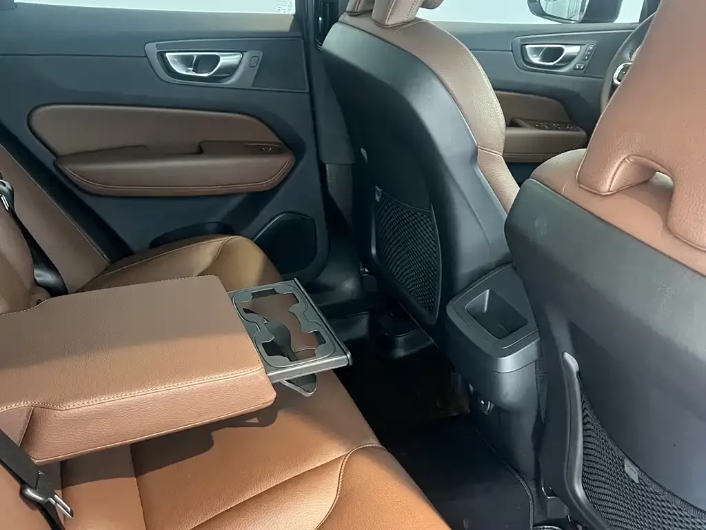 Volvo XC60 — фото 10