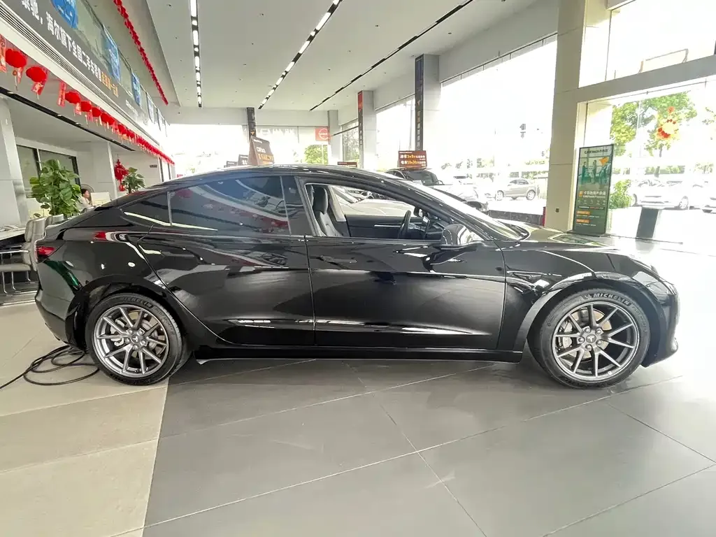Tesla Model 3 — фото 10
