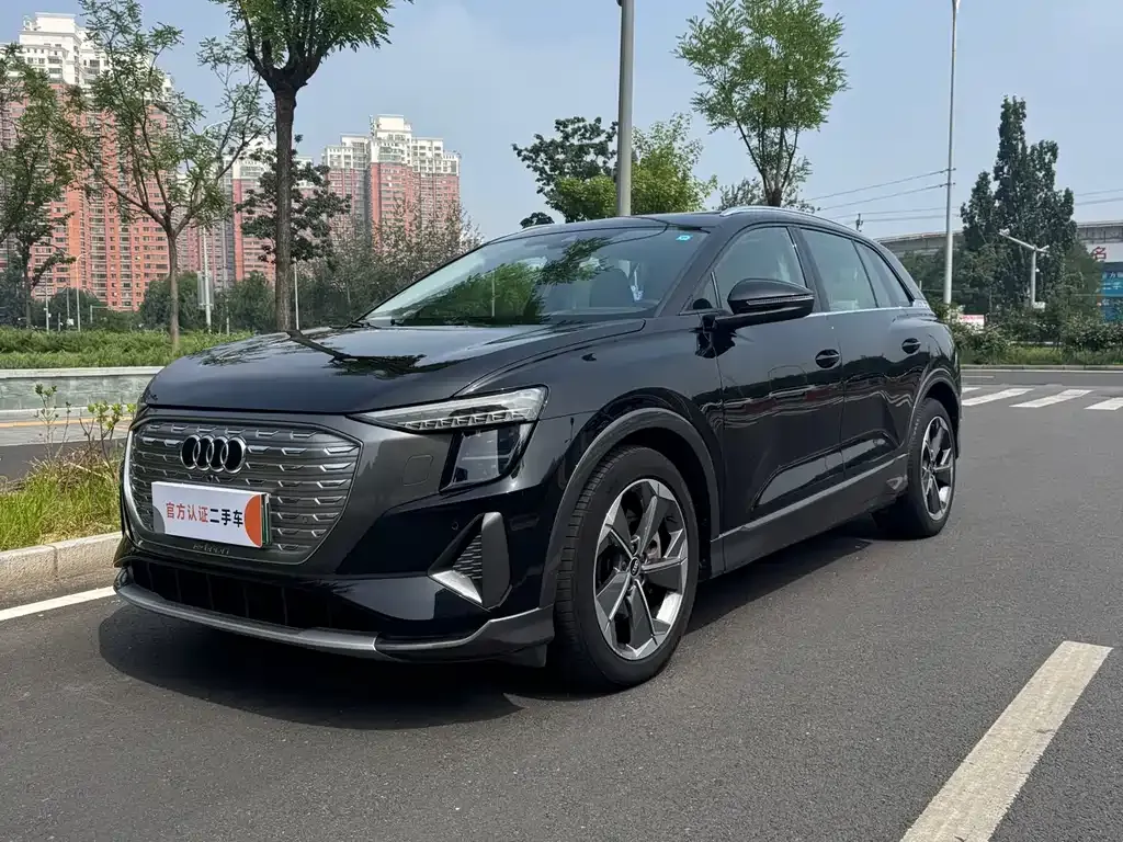 Audi Q5 e-tron — фото 1