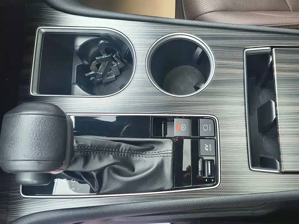 Toyota Granvia — фото 10