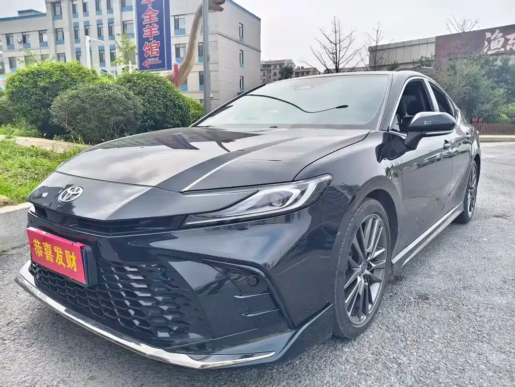Toyota Camry — фото 1
