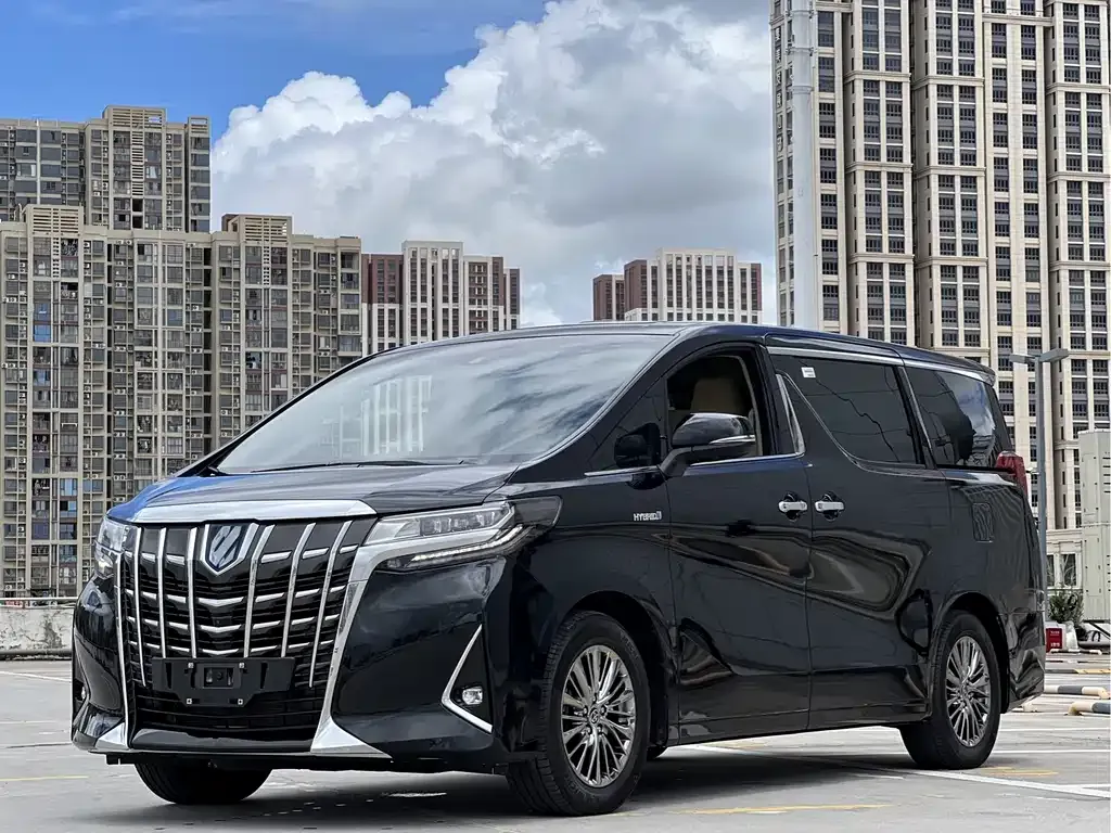 Toyota Alphard — фото 1
