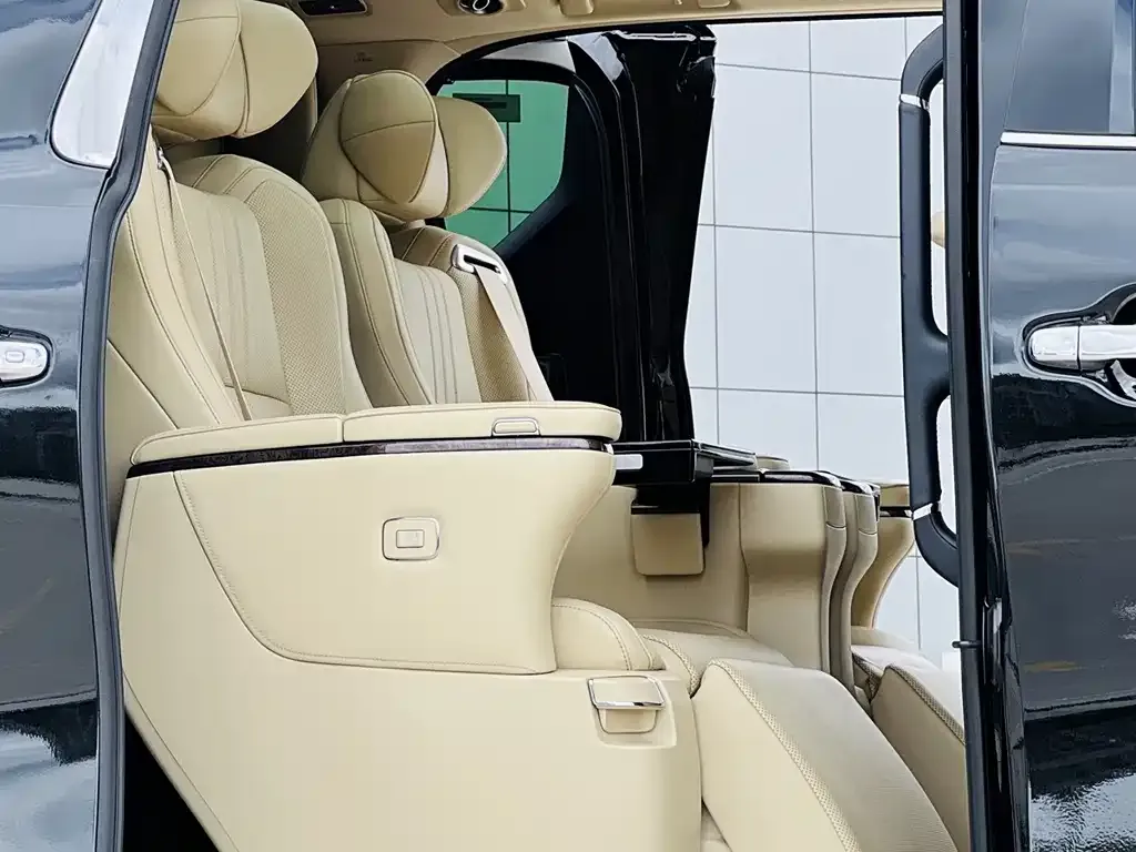 Toyota Alphard — фото 7