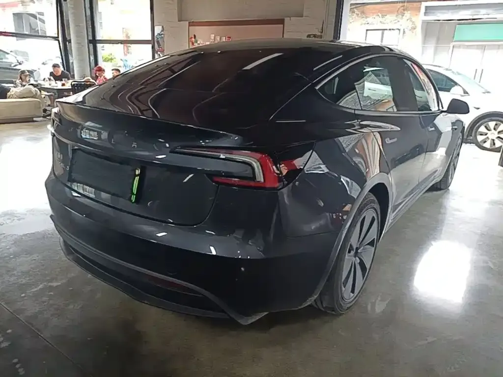 Tesla Model 3 — фото 5