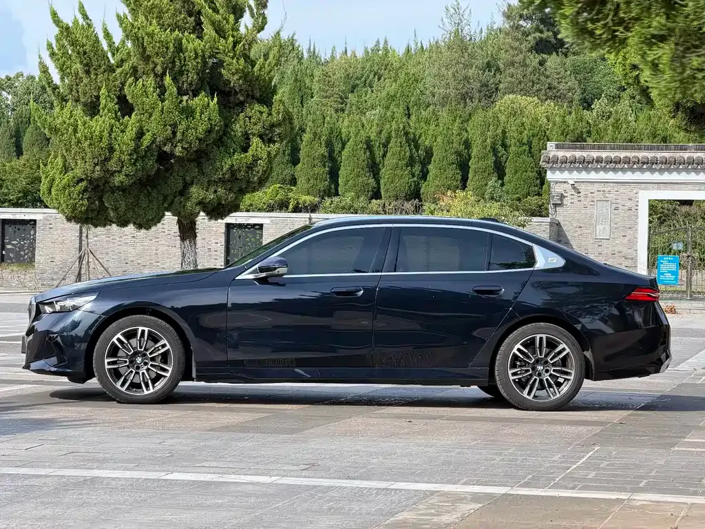 BMW 5 Series — фото 1