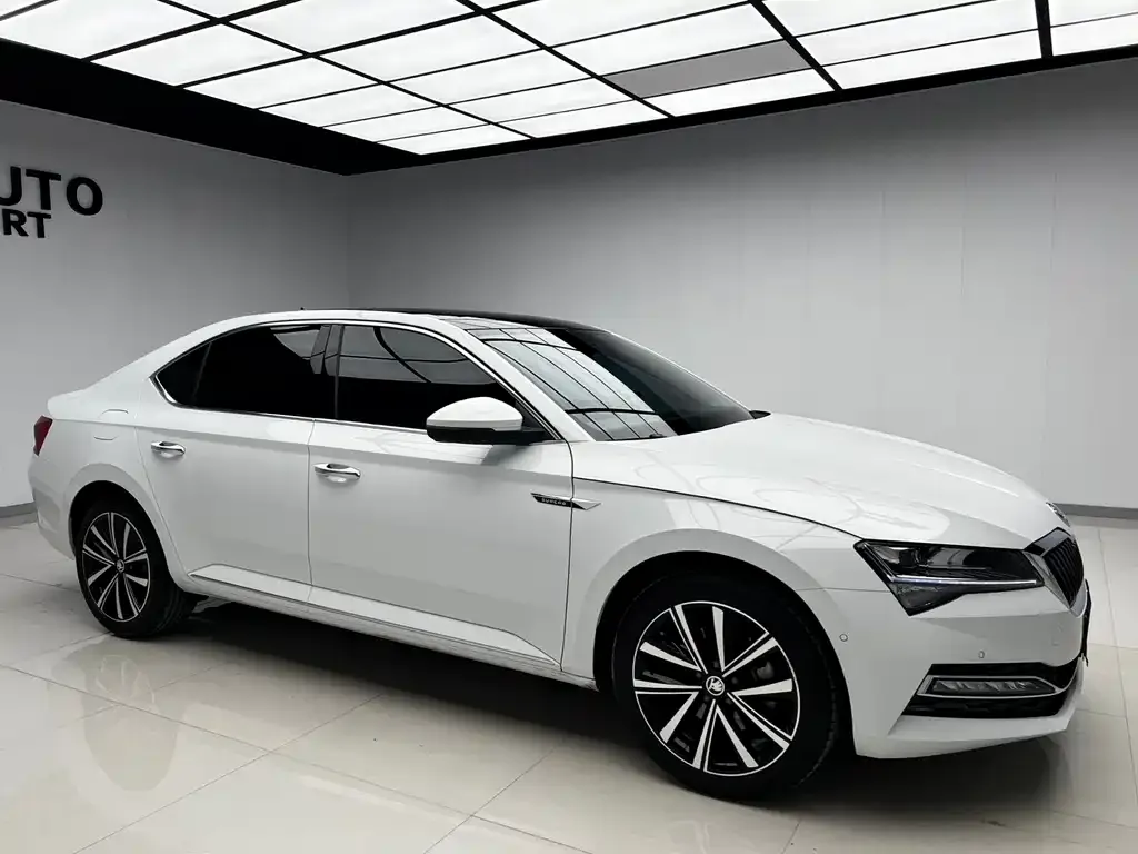 Skoda Superb — фото 8