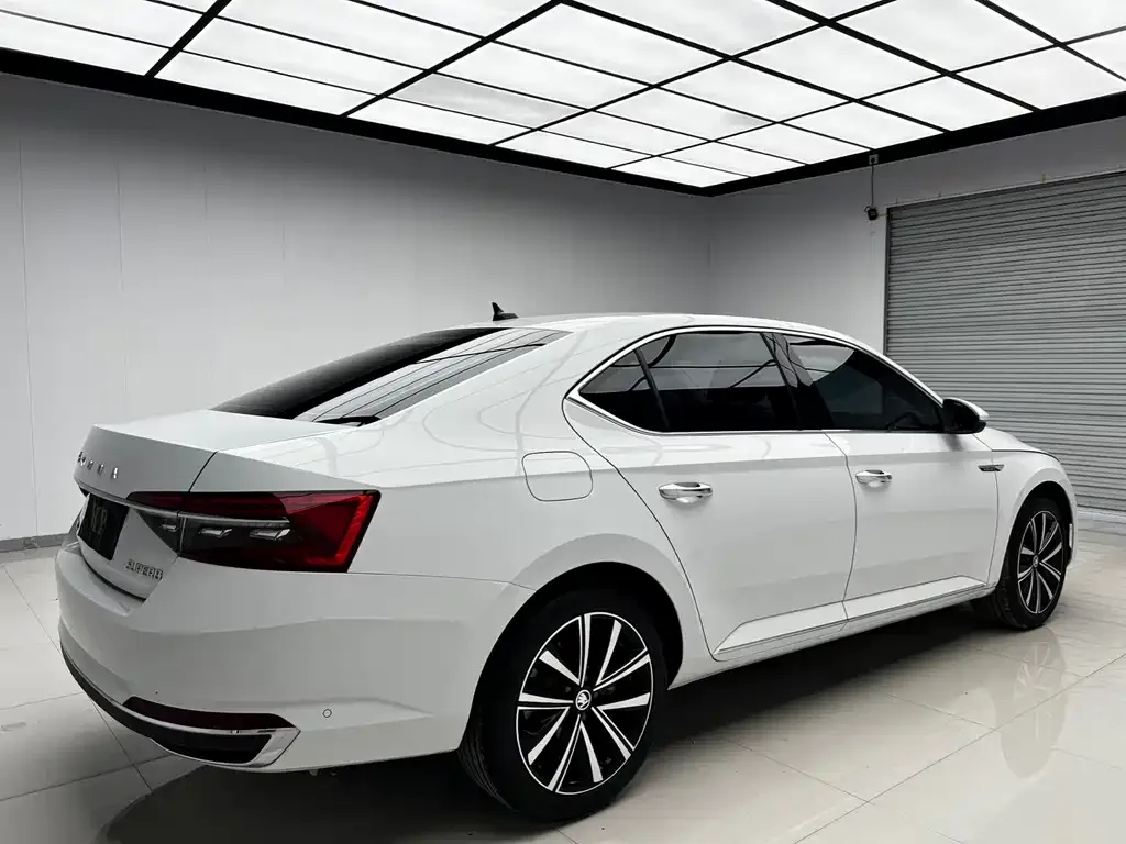Skoda Superb — фото 2