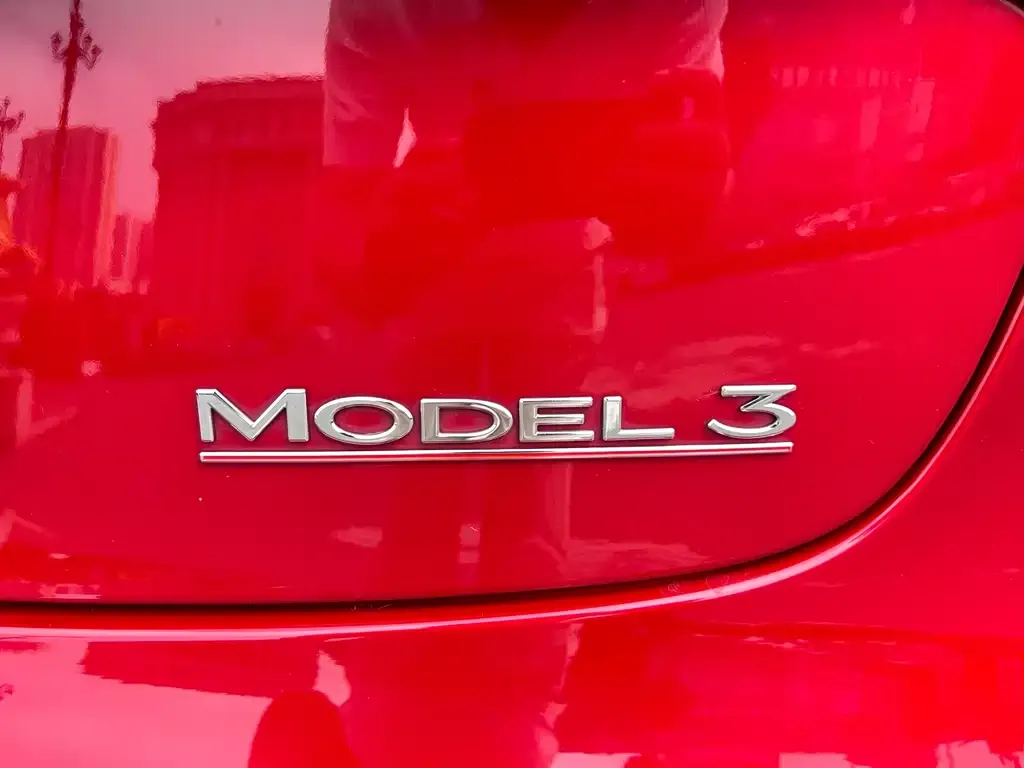 Tesla Model 3 — фото 2
