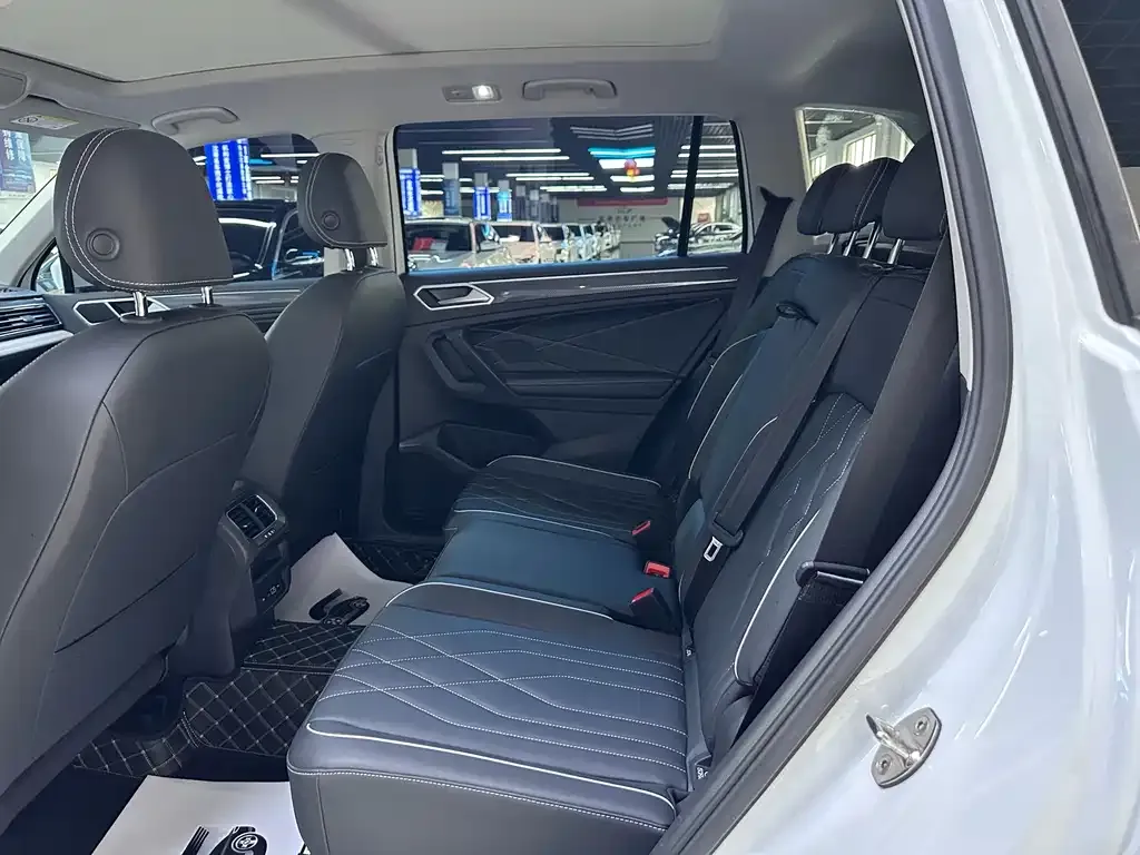 Volkswagen Tiguan L — фото 2