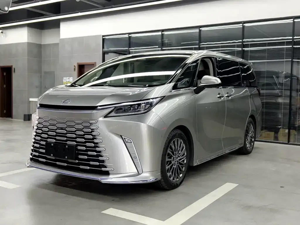 Lexus LM — фото 1