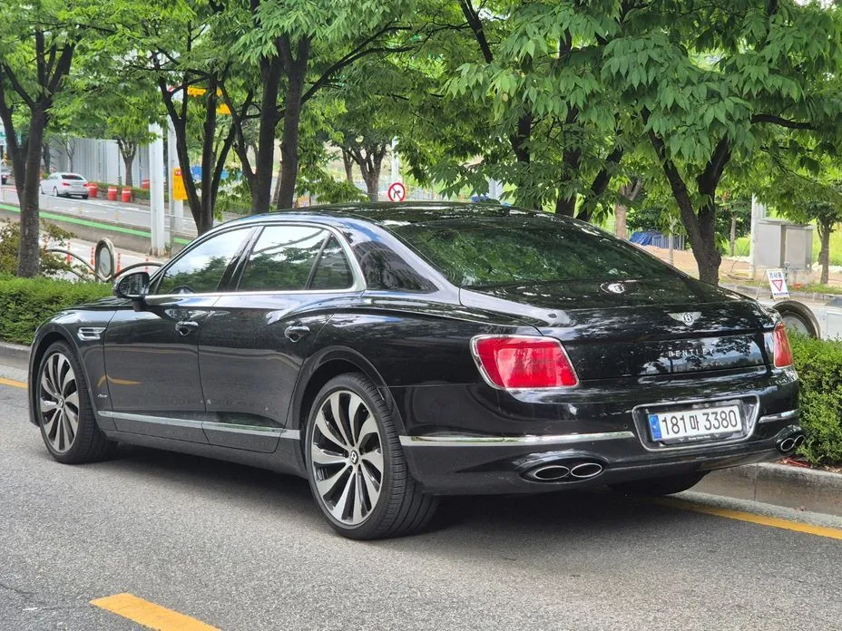 Bentley Flying Spur 2023 из KR, фото 8