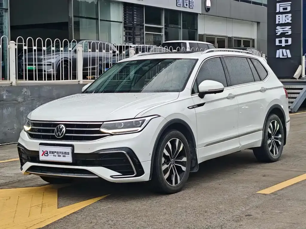 Volkswagen Tiguan L — фото 1