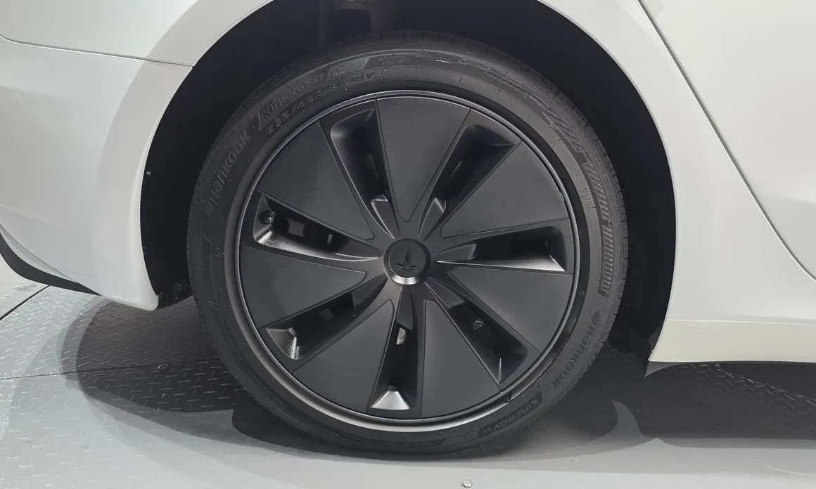 Tesla Model 3 — фото 4