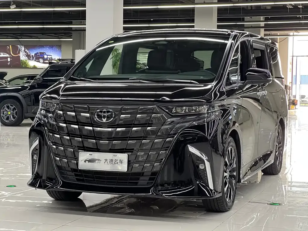 Toyota Alphard — фото 1