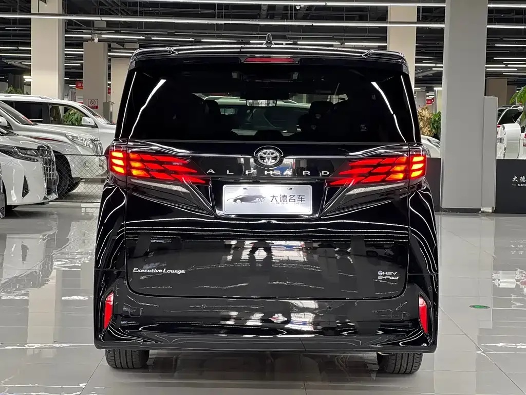 Toyota Alphard — фото 6