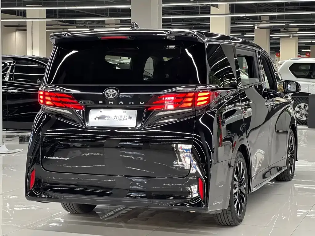 Toyota Alphard — фото 4