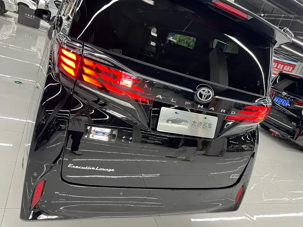 Toyota Alphard — фото 8