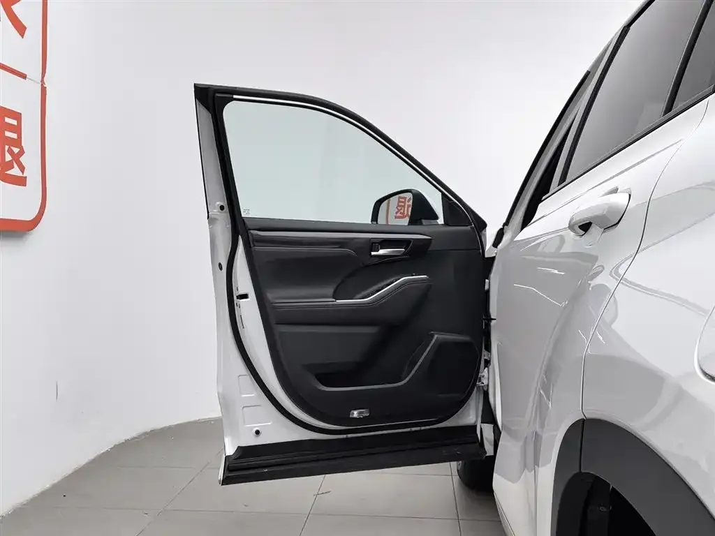 Toyota Crown Kluger 2023 из CN, фото 2