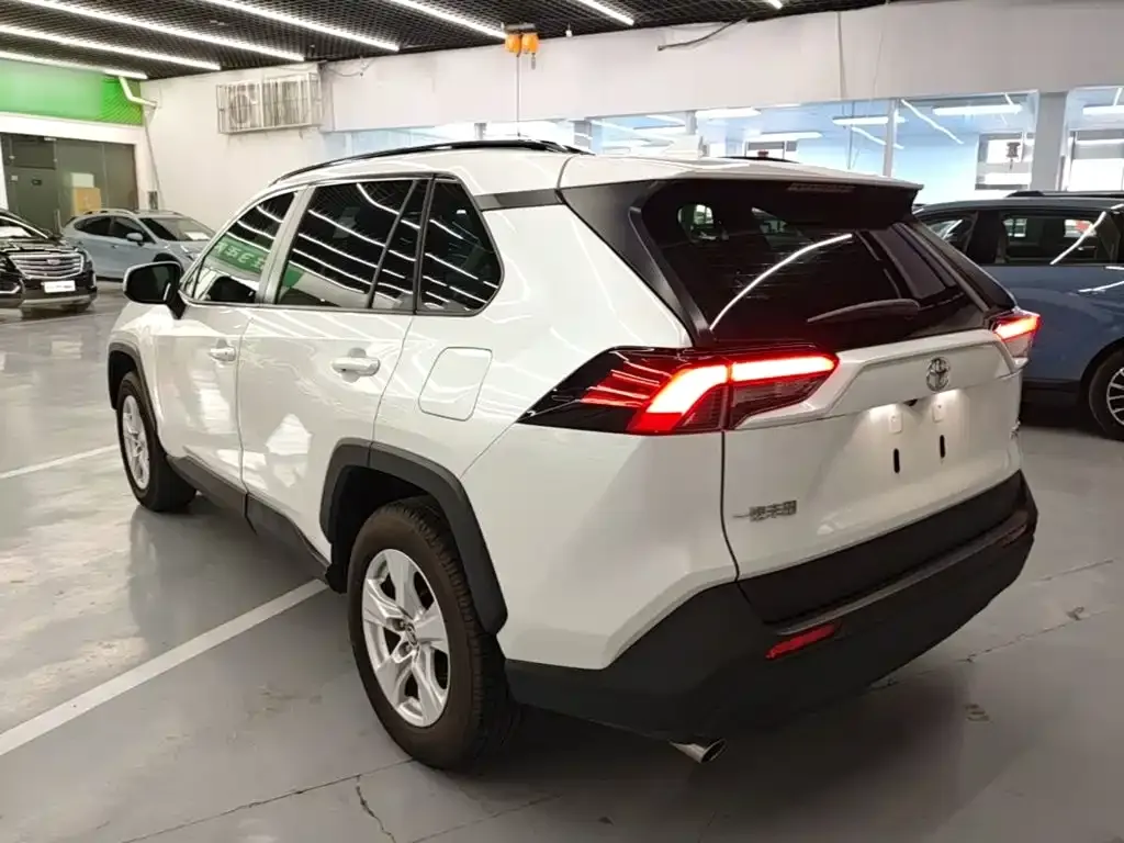 Toyota RAV4 — фото 9